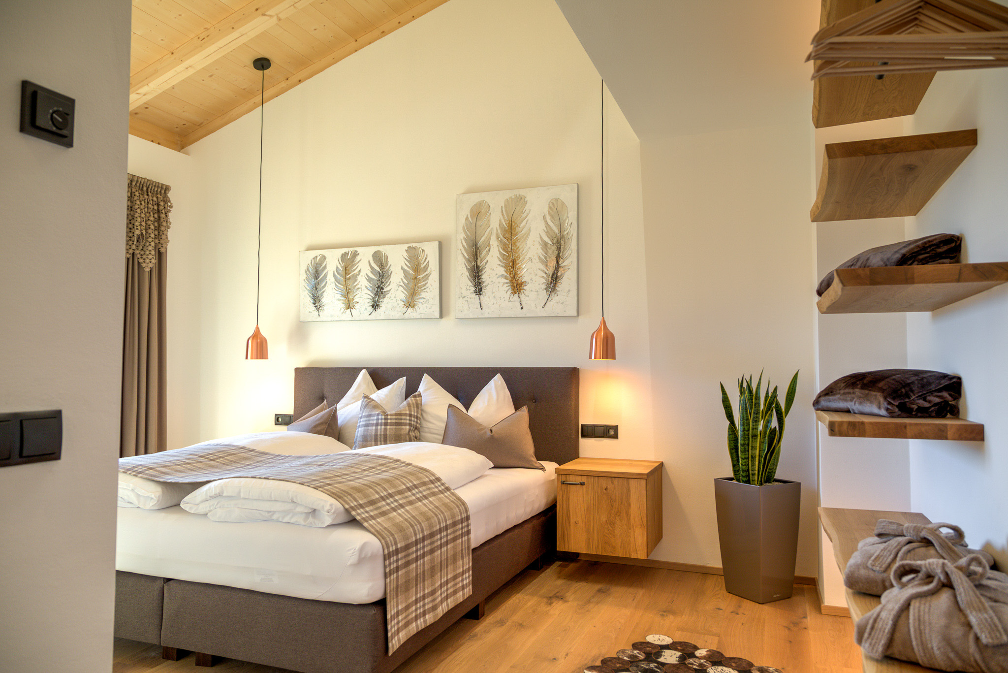 Schlafzimmer mit Holzboden und einem Bett