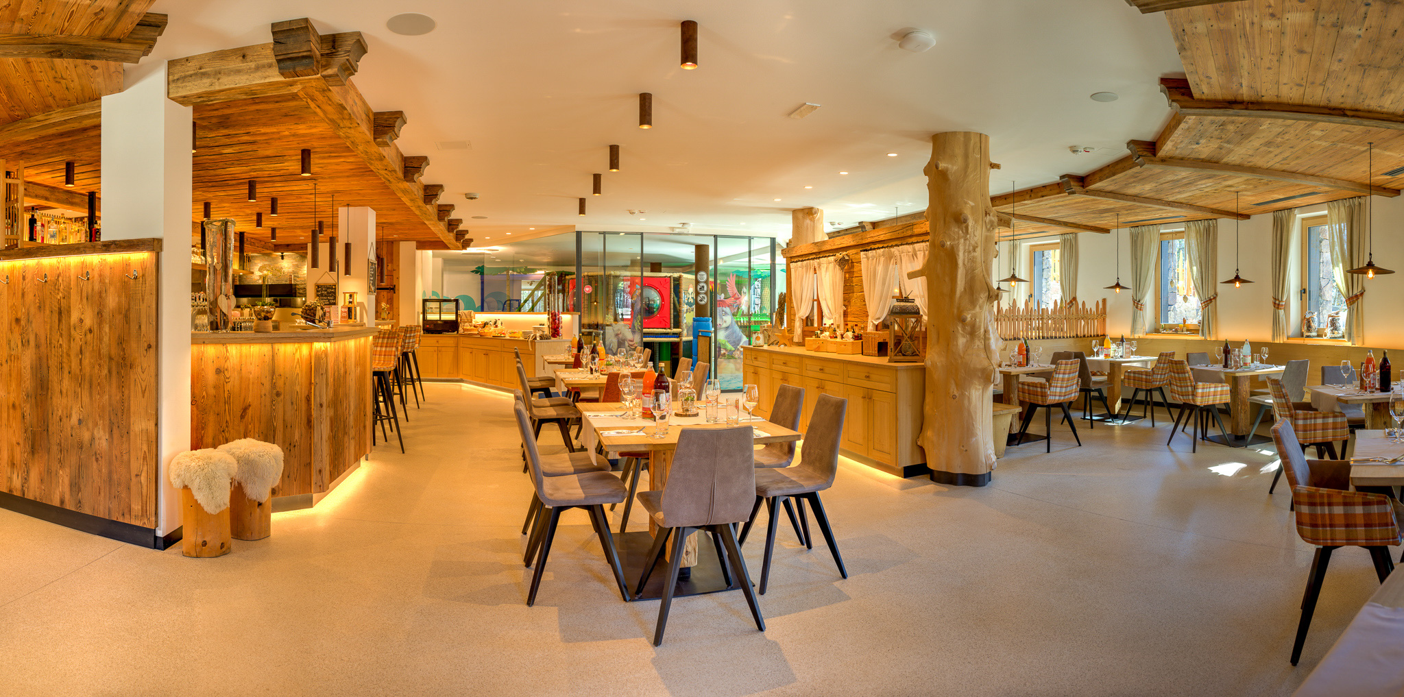 Restaurant Schartneralm mit großem Speisebereich